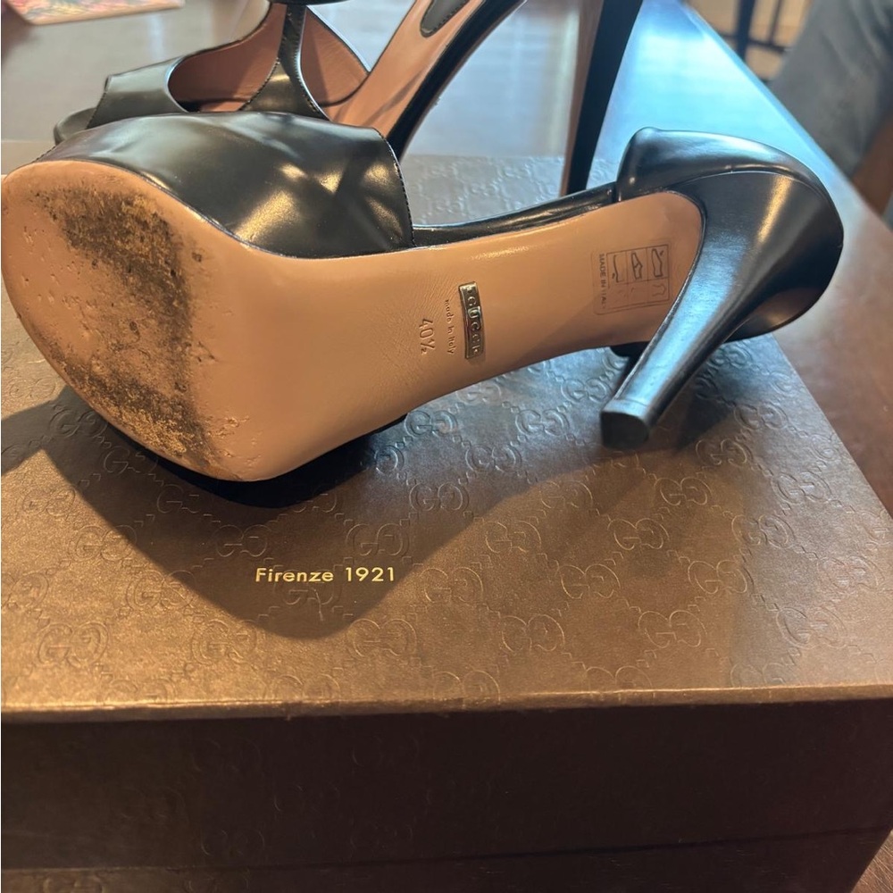 Black patent Gucci heels
Worn once in excellent condition.